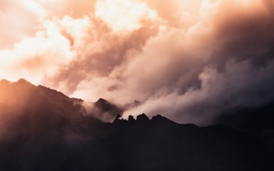 The mountain clouds during the day
